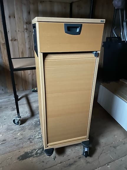 Kinnarps byrå med jalusi