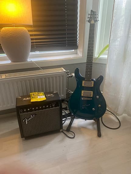 Elgitarr Green med Fender förstärkare