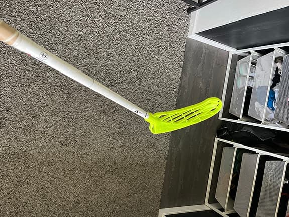 Unihoc Composite F30 innebandyklubba vit med neon-gult blad