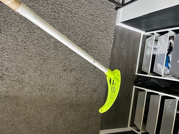 Unihoc Composite F30 innebandyklubba vit med neon-gult blad