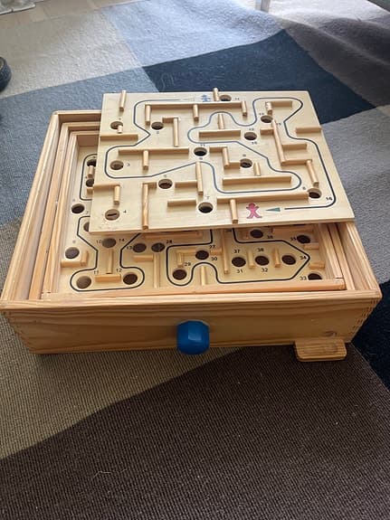 Trälabyrint spel med två banor