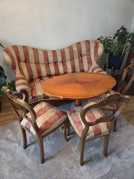 Charmig rokoko soffgrupp – soffa, 3 stolar & bord