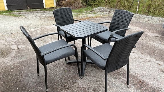 Utegrupp med bord och 4 stolar i svart konstrotting
