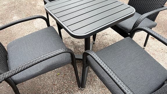 Utegrupp med bord och 4 stolar i svart konstrotting
