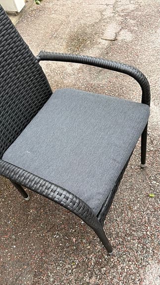Utegrupp med bord och 4 stolar i svart konstrotting
