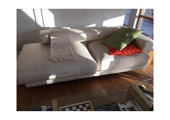 Två designer soffor i naturvit ylletyg