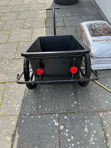 Svart cykelkvagn med plastlåda