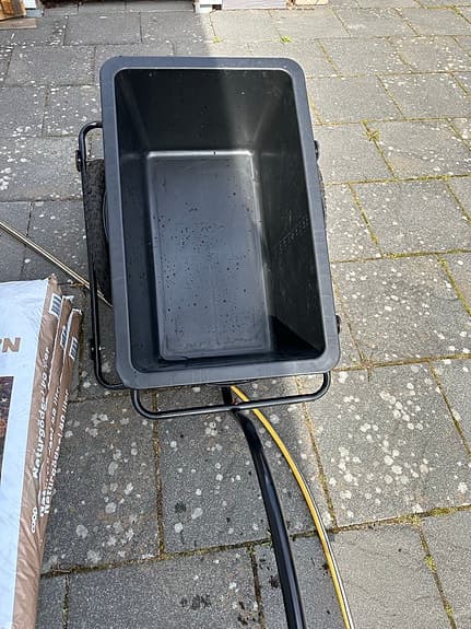 Svart cykelkvagn med plastlåda