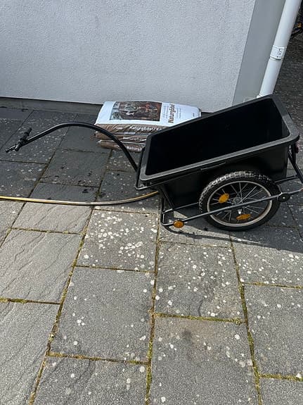 Svart cykelkvagn med plastlåda