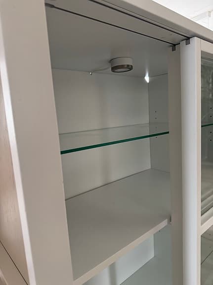 Byrå med glas skjutdörrar