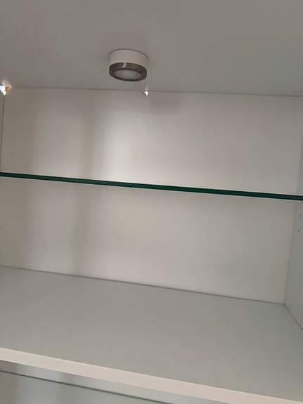 Byrå med glas skjutdörrar