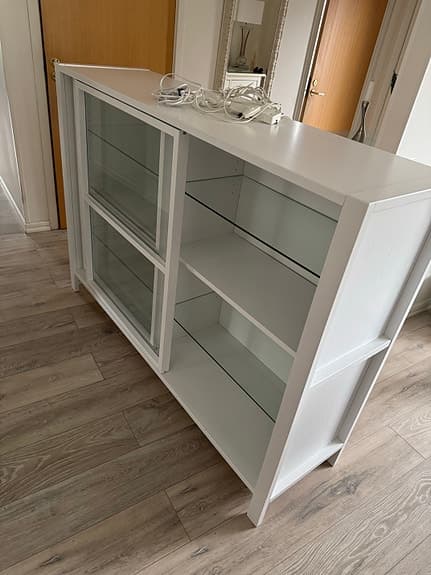 Byrå med glas skjutdörrar