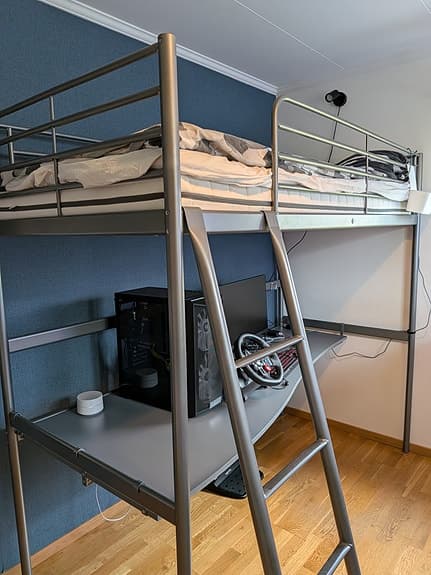 IKEA Svärta loftsäng med skrivbord i metall