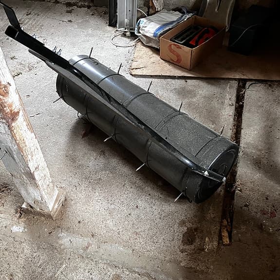 vält med piggar för gräsmatta
