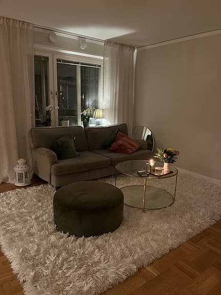 Grå soffa i sammet.  Howardmodell