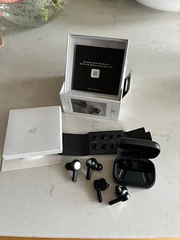 Två par Bang and Olufsen (B&O) Beoplay EX - jättebra hörlurar