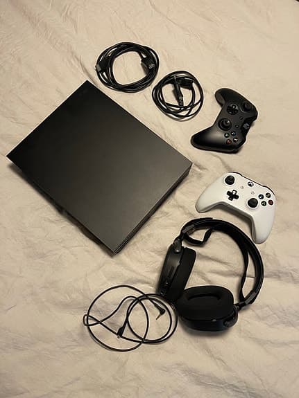 Xbox One X + 2 handkontroller + SteelSeries Arctis Pro Wireless