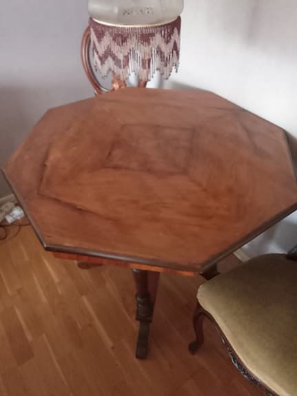 Matgrupp i trä med  bord åttkantig skiva, 2 stolar, väggur och hängande lampa