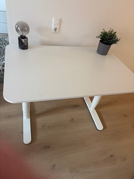 IKEA Bekant – 120 cm – elektriskt höj- och sänkbart