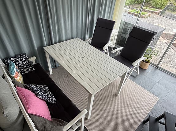 Vit trädgårdsgrupp med bord och stolar