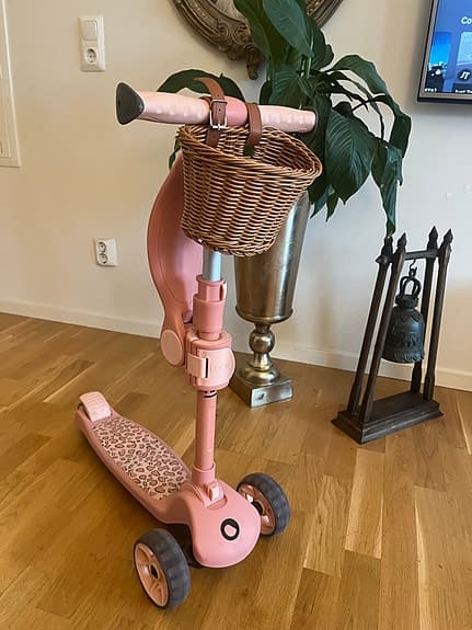 Rosa trehjuling sparkcykel med blinkande ljus! ✨