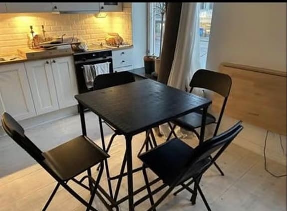 Matbord med 4 klappstolar