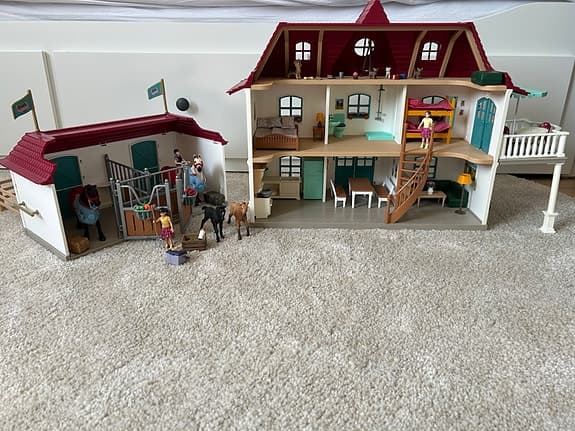 Schleich hästgård och hästlekset med stall, hus och hinder