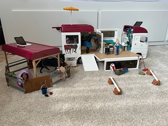 Schleich hästgård och hästlekset med stall, hus och hinder