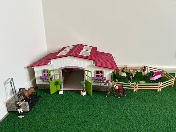Schleich hästgård och hästlekset med stall, hus och hinder