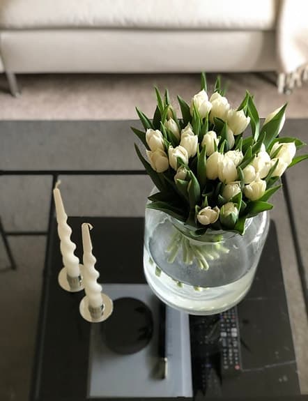 Soffbord i marmor och sotat glas