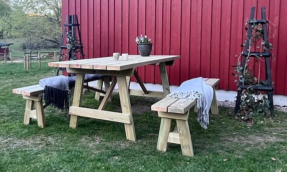 Trädgårdsbord med bänkar i tryckimpregnerat trä