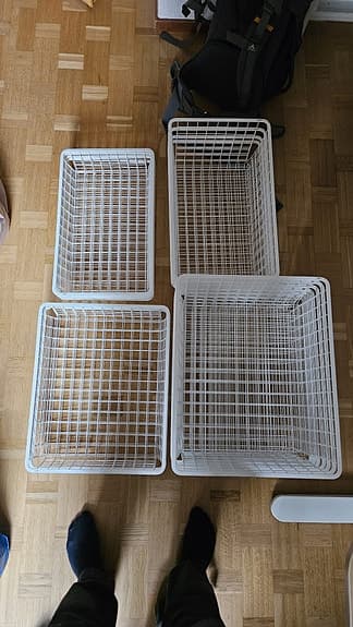 Elfa förvaringssystem med trådbackar vit