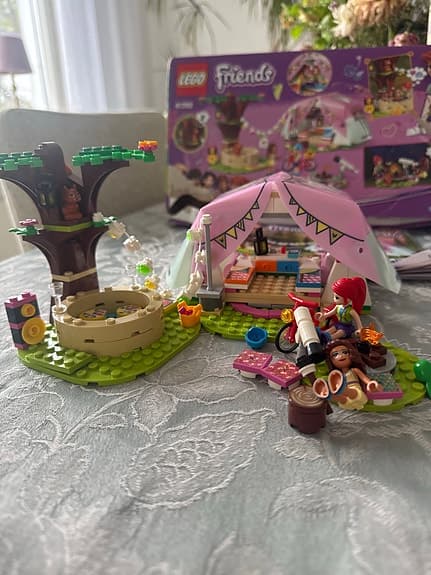 LEGO Friends glammig camping med tält och träd