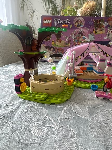 LEGO Friends glammig camping med tält och träd