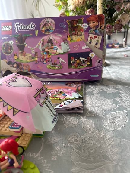 LEGO Friends glammig camping med tält och träd