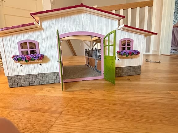 Schleich häststall med hästar och tillbehör