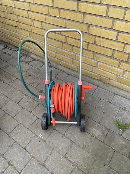 Slangvagn med trädgårdsslang