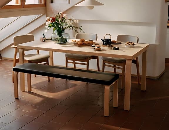 Table 83 matbord av Alvar Aalto i björk, nyskick