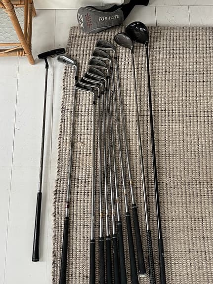 Golfset med järnklubbor och drivers