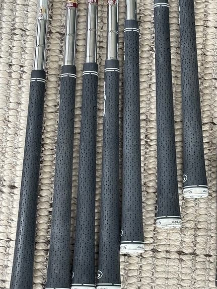 Golfset med järnklubbor och drivers