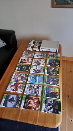Xbox 360 med 32 spel och 4 kontroller