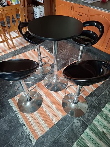 Barbord med 4 svarta barstolar i krom