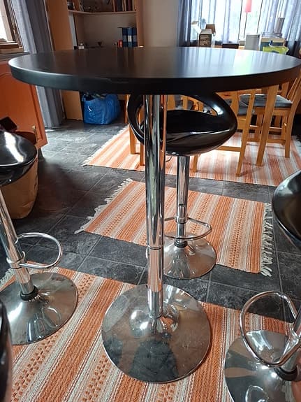Barbord med 4 svarta barstolar i krom