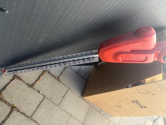 Flymo elektrisk lång häcksax röd