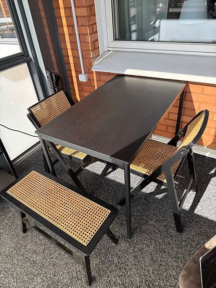 Matgrupp med bord, 2 stolar och bänk i svart trä och rotting