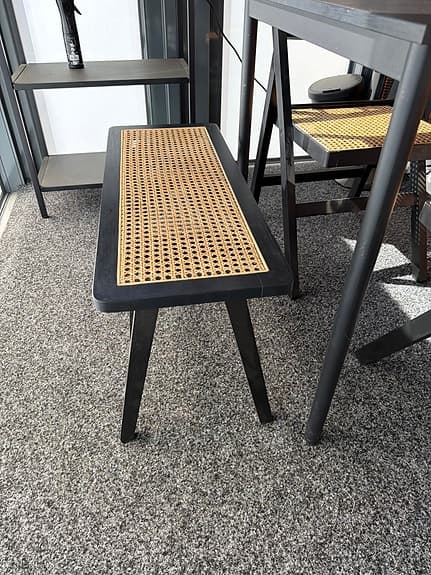 Matgrupp med bord, 2 stolar och bänk i svart trä och rotting