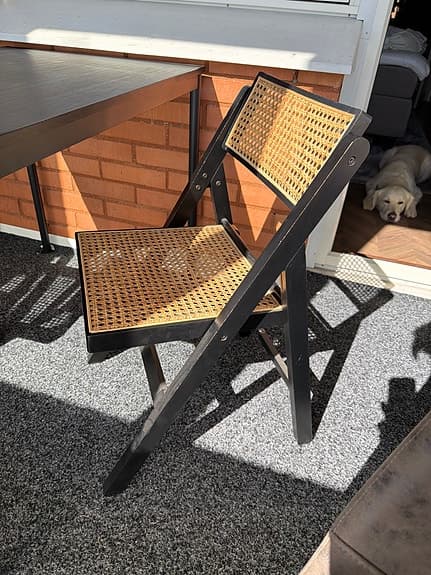 Matgrupp med bord, 2 stolar och bänk i svart trä och rotting
