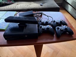 Xbox 360 + Kinect + 4 handkontroller + 17 spel – komplett paket
