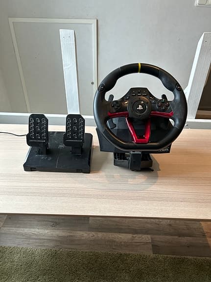 Hori ratt och pedaler för pc och konsol