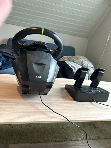Hori ratt och pedaler för pc och konsol